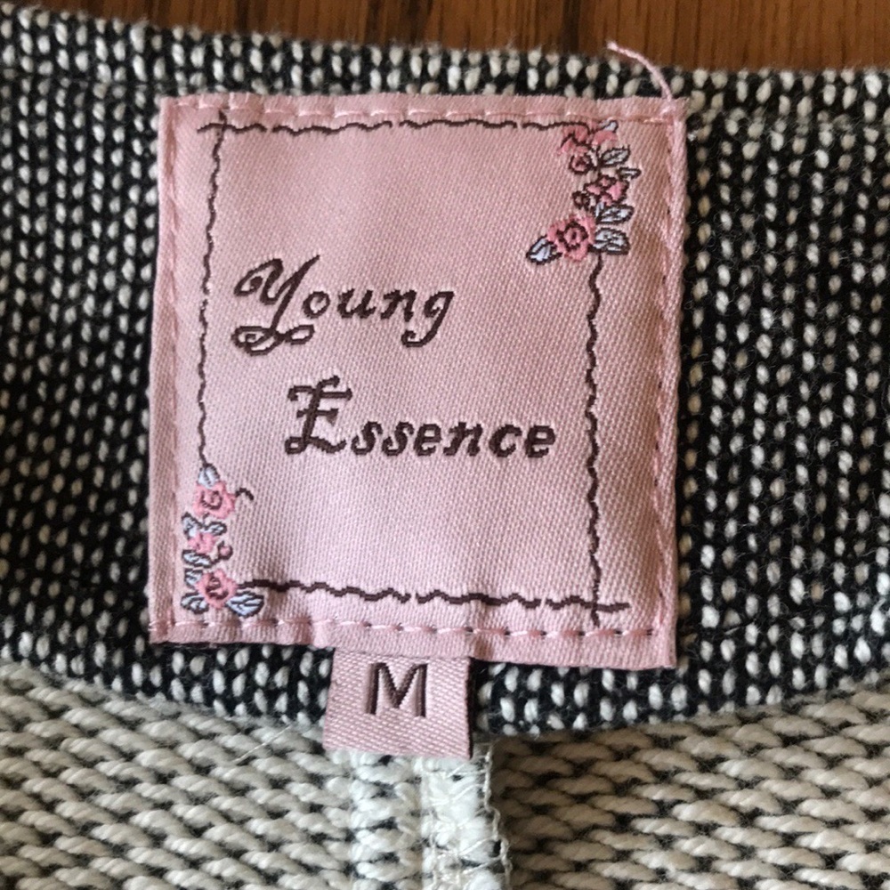 Young Essence Ruffled Coat - Picture 4 of 4